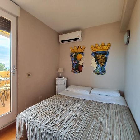 Torre Dei Pirati Villa Letojanni Exteriör bild