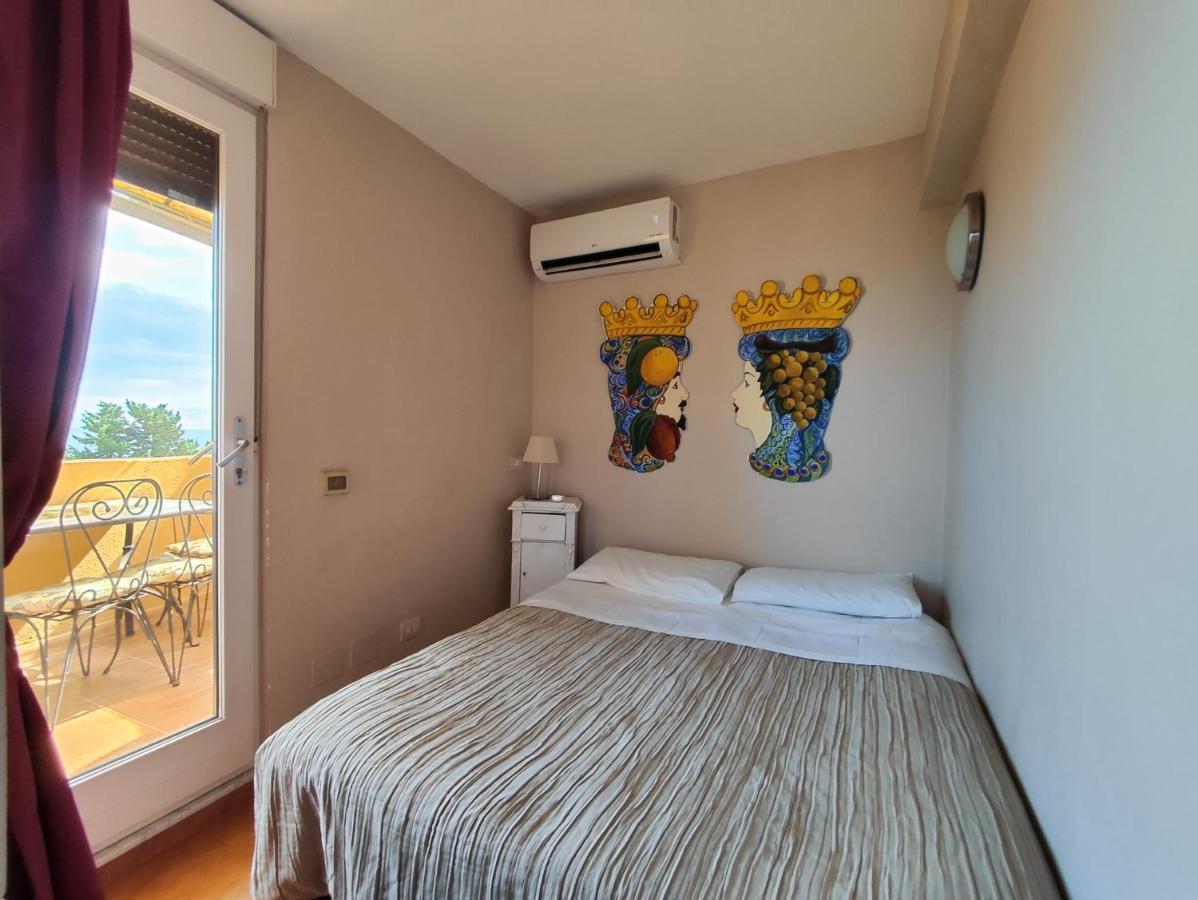 Torre Dei Pirati Villa Letojanni Exteriör bild